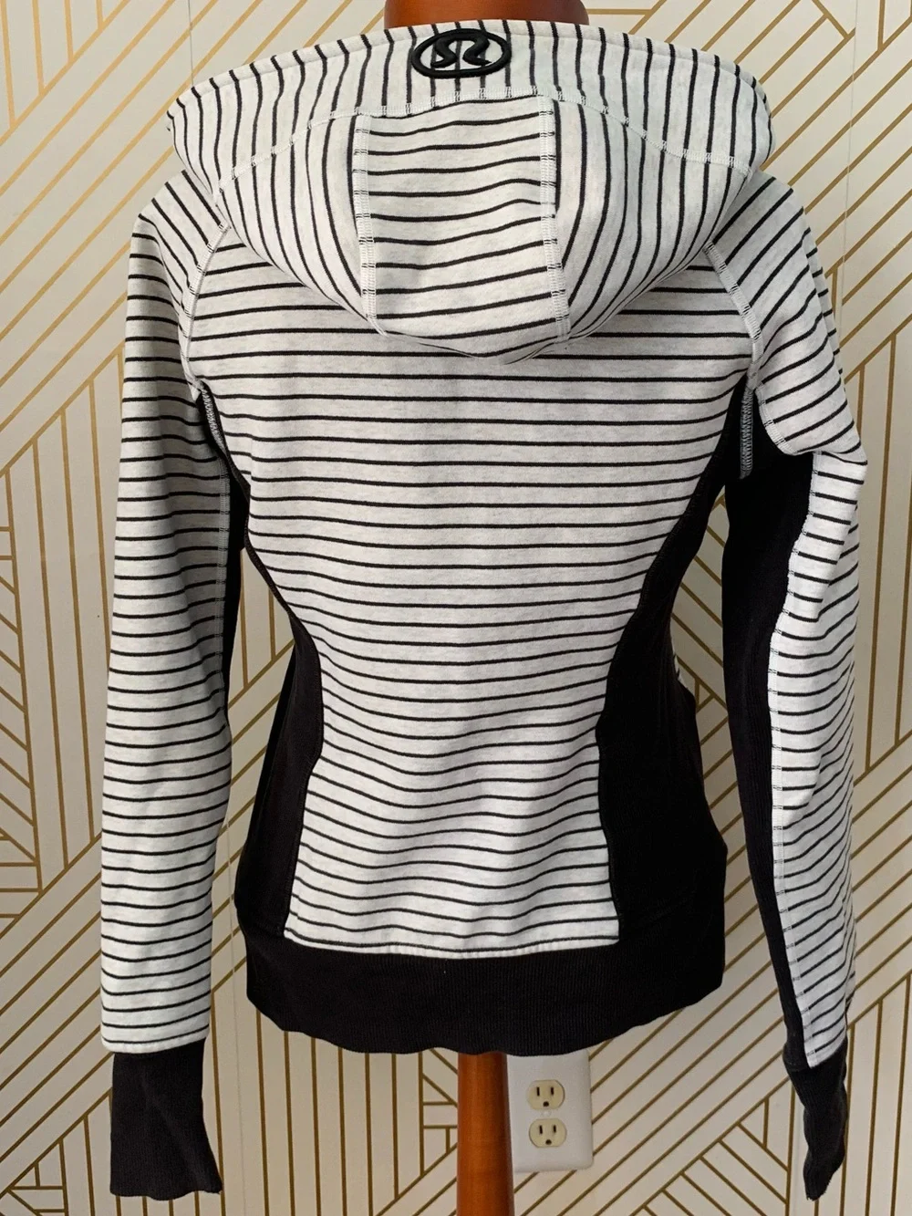Lululemon Scuba Striped Full Zip Up Hoodie logo front Black & white Size 6